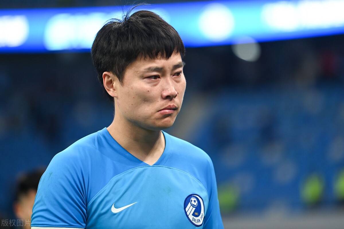 包含大连一方球员展现出色表现，全力冲刺前进的词条