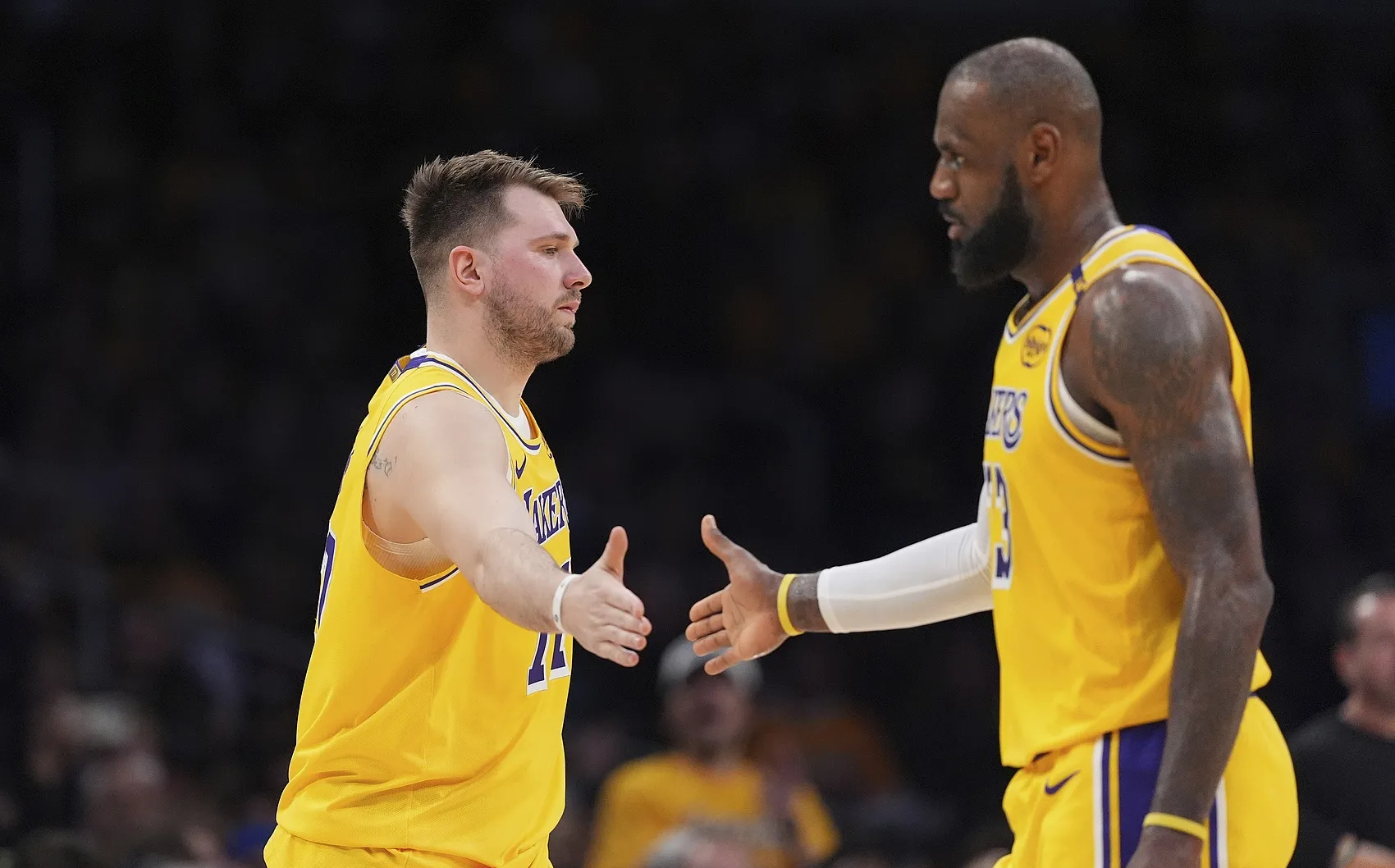 爱游戏体育官网-联赛争夺激烈，各队备战冲击季后赛席位