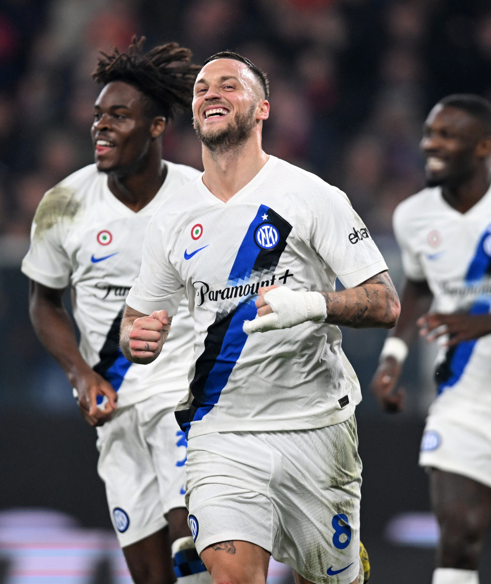 AYX体育赛事-关于热那亚球员庆祝里程碑，乐开花的信息