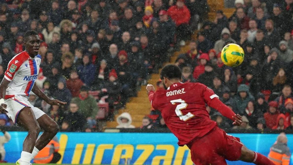 爱游戏APP-利物浦客场惨遭大败，争冠形势严峻