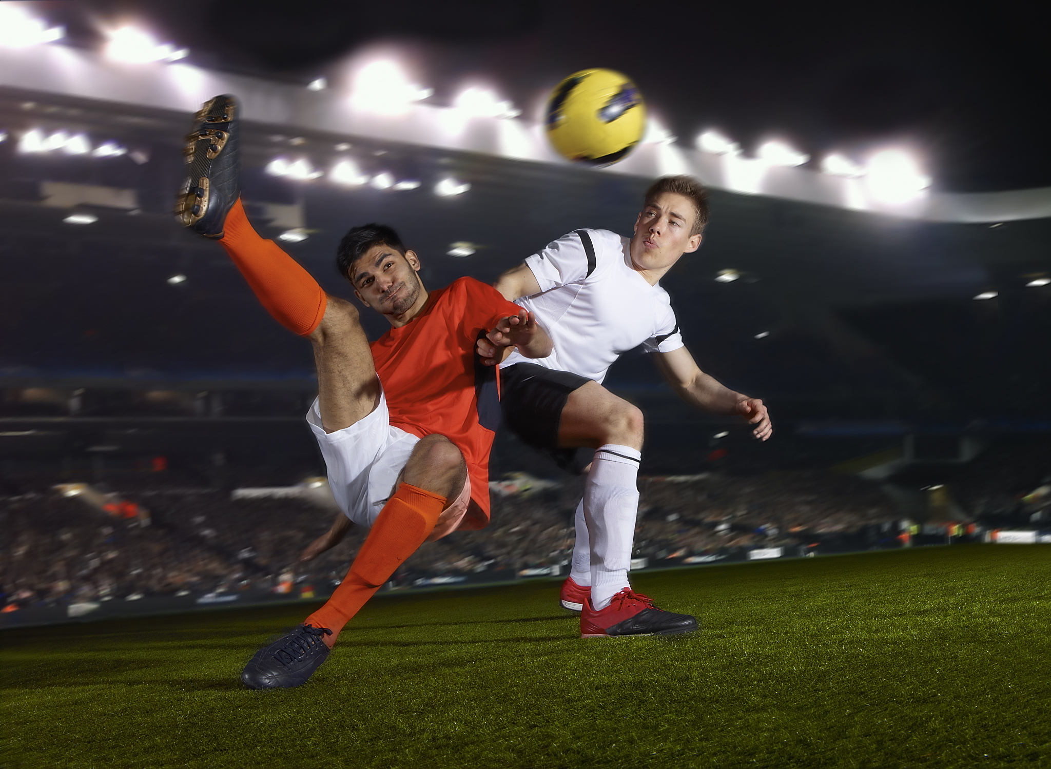 关于国际顶级足球赛事掀起热潮，球迷热情高涨的信息