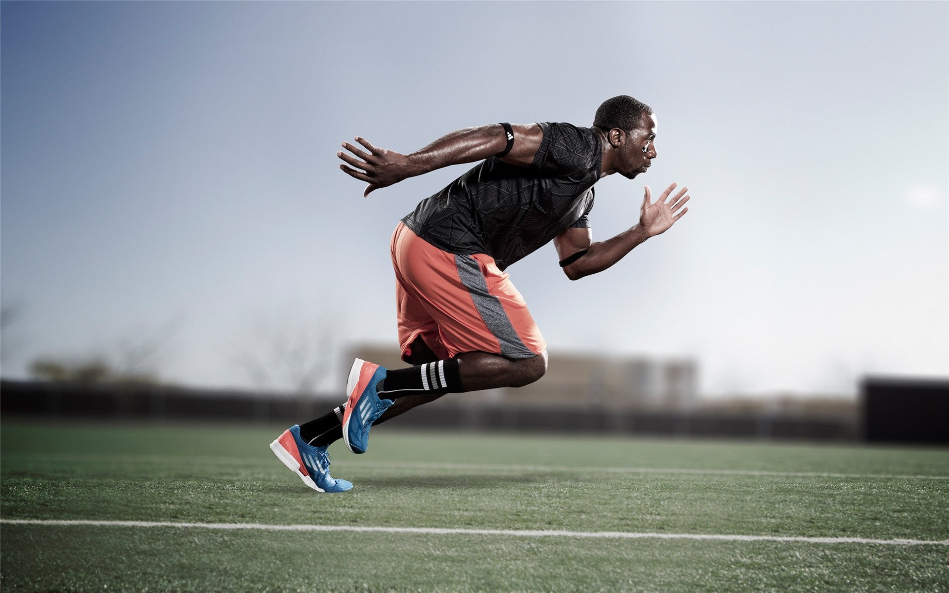 爱游戏官网-夜幕下的王者，凯恩在F1街道赛的制胜传奇